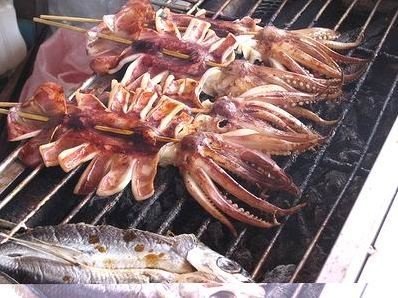2. Bạch tuộc nướng: Trong ẩm thực Hàn Quốc, bạch tuộc sống là nguyên liệu để chế biến món Sannakaji rất phổ biến và được yêu thích ở người dân nước này. Bạch tuộc sống được cắt thành từng miếng nhỏ, ướp ít gia vị như vừng hoặc dầu mè và phục vụ ngay cho các thực khách. Những chiếc xúc tu vẫn còn ngọ nguậy hoạt động khi ăn nên chúng có thể dính vào miệng hoặc cổ họng gây mắc nghẹn, nghẹt thở cho thực khách. Để an toàn khi ăn món ăn này, bạn nên nhai thật kĩ trước khi nuốt.